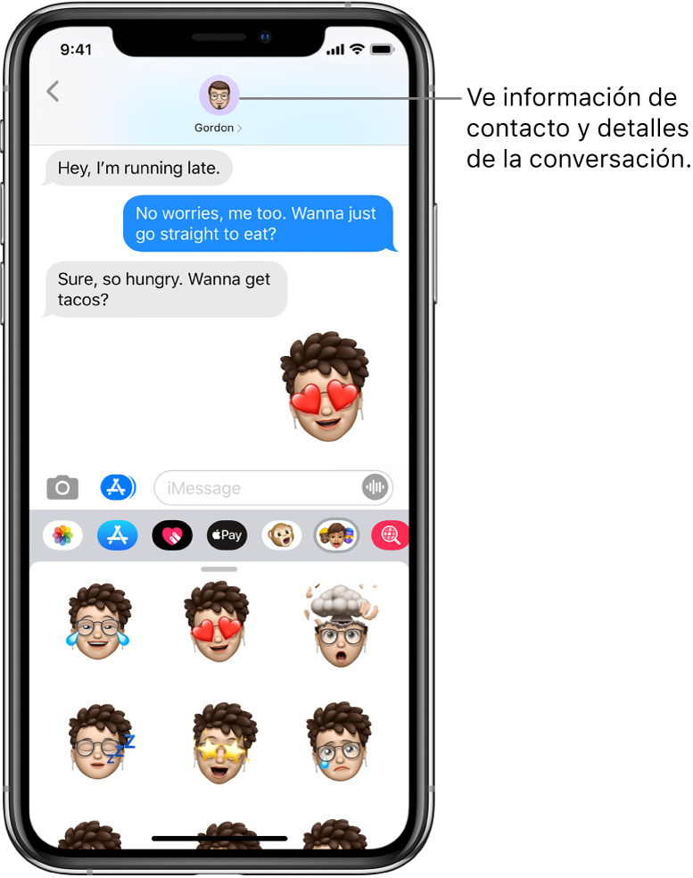 Una conversación de Mensajes. En la parte de arriba de izquierda a derecha, se encuentran el botón Atrás y una foto de la persona con quien estás hablando. En el centro se encuentran los mensajes enviados y recibidos durante la conversación. En la parte inferior, de izquierda a derecha, se encuentran los botones Fotos, Tiendas, Apple Pay, Animoji, Hashtag Images, Música y Digital Touch.