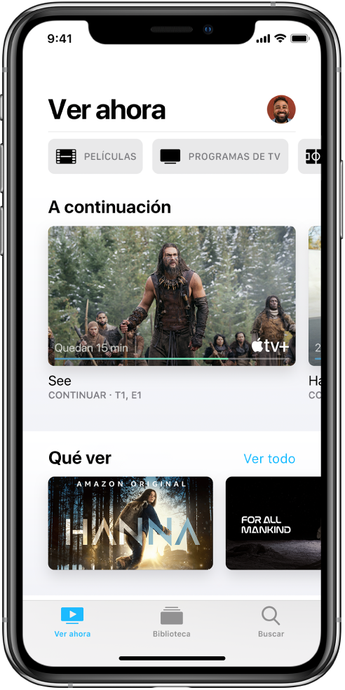 Pantalla “Ver ahora” con los botones Películas, “Programas de TV” y Deportes en la fila superior. La fila “A continuación” está en el centro, sobre la fila “Qué ver”. En la parte inferior, de izquierda a derecha, se muestran las pestañas “Ver ahora”, Biblioteca y Buscar.