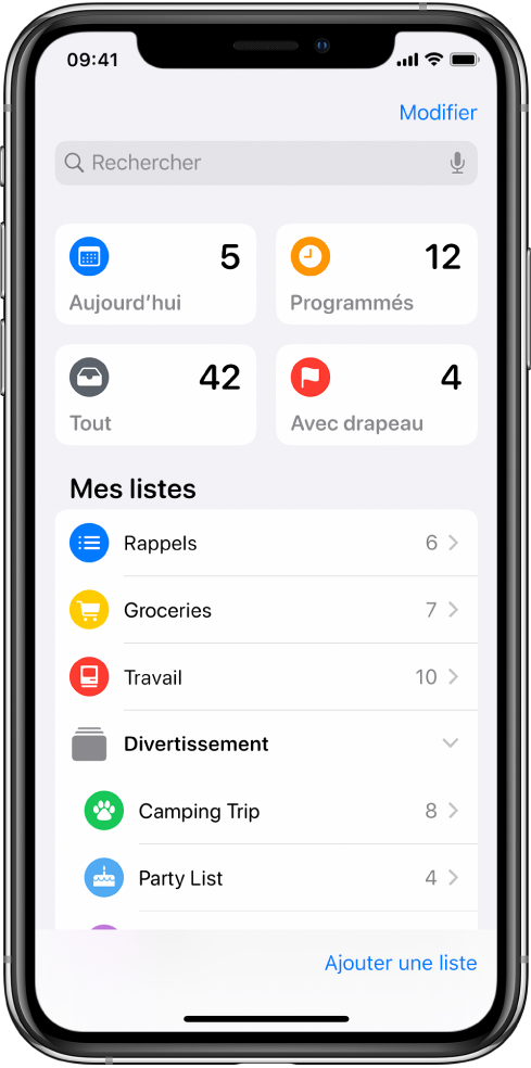 Un écran avec plusieurs listes dans Rappels. Les listes intelligentes s’affichent en haut pour les rappels pour aujourd’hui, les rappels programmés et les rappels avec drapeaux. Le bouton « Ajouter une liste » se trouve en bas à droite.