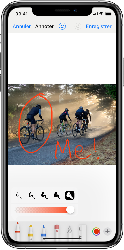 Une photo dans l’écran d’annotation. La photo se situe au centre de l’écran. Sous la photo se trouvent les outils d’annotation suivants : un stylo, un marqueur, un crayon, une gomme, un lasso, un sélecteur de couleurs et le bouton « Plus d’options ». Le bouton Annuler est en haut à gauche de l’écran, tandis que le bouton Enregistrer est en haut à droite.