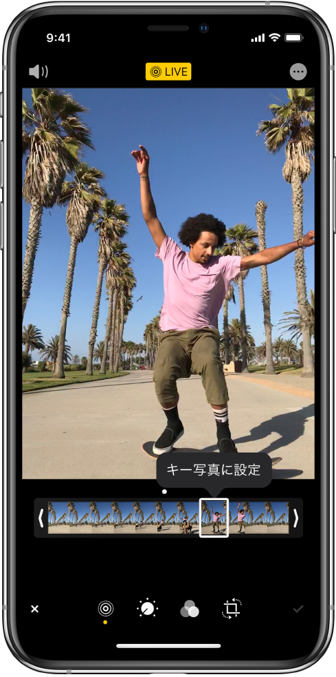 Live Photos画面。中央にLive Photosが表示されています。上部中央に「Live」ボタン、左上にサウンドボタンがあります。Live Photosの下にフレームビューアがあり、「キー写真に設定」ボタンがアクティブになっています。フレームビューアの両端には2本の縦棒があり、これでLive Photosをトリミングできます。