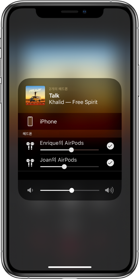 iPhone에 연결된 두 쌍의 AirPods이 표시된 화면.