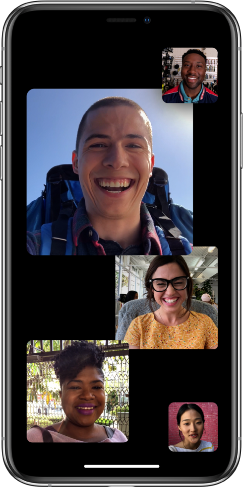 Grupinis „FaceTime“ skambutis su keturiais dalyviais, įskaitant iniciatorių. Kiekvienas dalyvis rodomas atskirame langelyje, didesni langeliai reiškia aktyvesnius dalyvius.