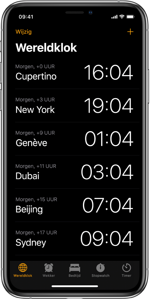 Op het tabblad 'Wereldklok' zie je hoe laat het in allerlei steden is. Tik op 'Wijzig' linksbovenin om de volgorde van de klokken te bepalen. Tik op de toevoegknop rechtsbovenin om klokken toe te voegen. Onderin zie je de knoppen 'Wekker', 'Bedtijd', 'Stopwatch' en 'Timer'.