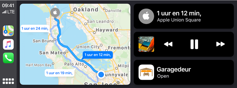 Het CarPlay-dashboard met links symbolen voor Kaarten, Muziek en Telefoon, in het midden de kaart van een autoroute en rechts drie gestapelde onderdelen. Het bovenste onderdeel aan de rechterkant laat zien dat de geschatte reistijd naar Apple Union Square 1 uur en 12 minuten is. Het middelste onderdeel aan de rechterkant toont de regelaars voor het afspelen van media. Het onderste onderdeel geeft aan dat de garagedeur geopend is.
