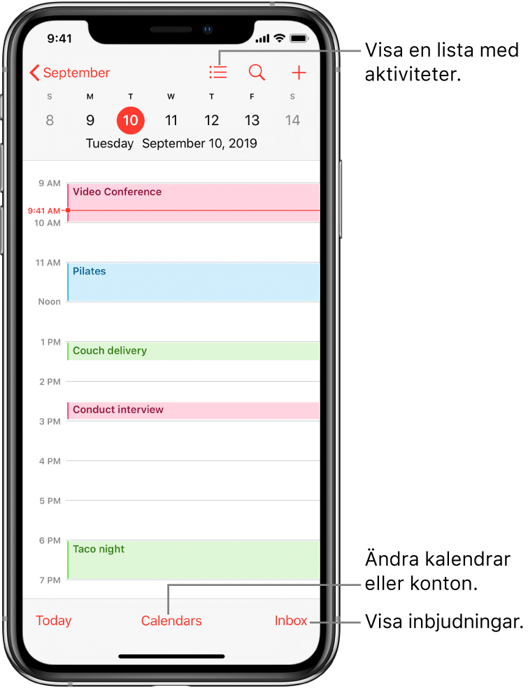 En kalender som visar dagsvyn och dagens aktiviteter. Tryck på kalenderknappen längst ned på skärmen om du vill byta kalenderkonto. Visa inbjudningar genom att trycka på inkorgsknappen längst ned till höger.