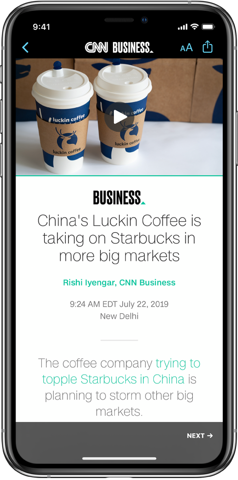 Apple News 的文章。螢幕左上角是可回到「股票」App 的「返回」按鈕。螢幕右上方為「文字格式」和「分享」按鈕。右下角為「下一頁」按鈕。
