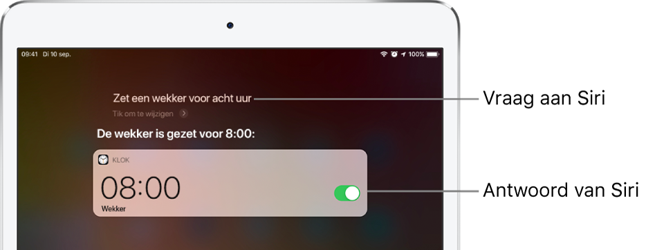 Het Siri-scherm met de vraag aan Siri: "Zet een wekker voor acht uur 's ochtends" en het antwoord van Siri: "De wekker is gezet voor 8:00 uur." Een melding van de Klok-app geeft aan dat er een wekker is ingesteld voor acht uur 's ochtends.