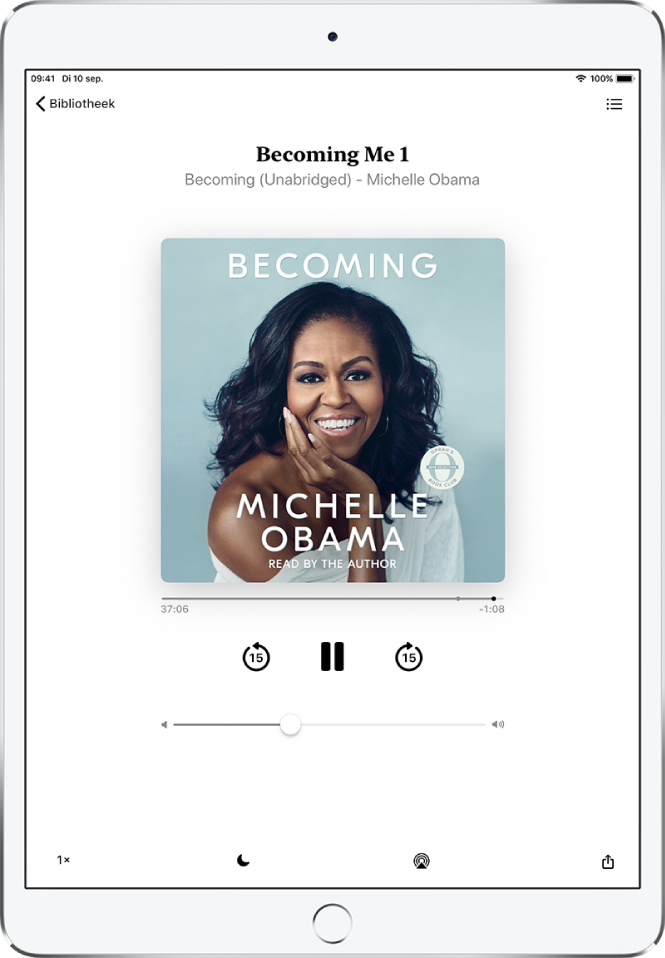 Het scherm met de audioboekspeler, met in het midden de omslag van het audioboek. Boven de omslag staan het tracknummer, de naam van het audioboek en de auteur. Onder de omslag bevinden zich de afspeelkop en de regelaars om af te spelen, te pauzeren en terug en vooruit te spoelen. Onder in het scherm zie je, van links naar rechts, de knop voor de afspeelsnelheid, de knop voor de sluimerstandtimer, de afspeelbestemmingsknop en de deelknop. De tracklijstknop bevindt zich rechtsbovenin en de knop om het boek te sluiten linksbovenin.