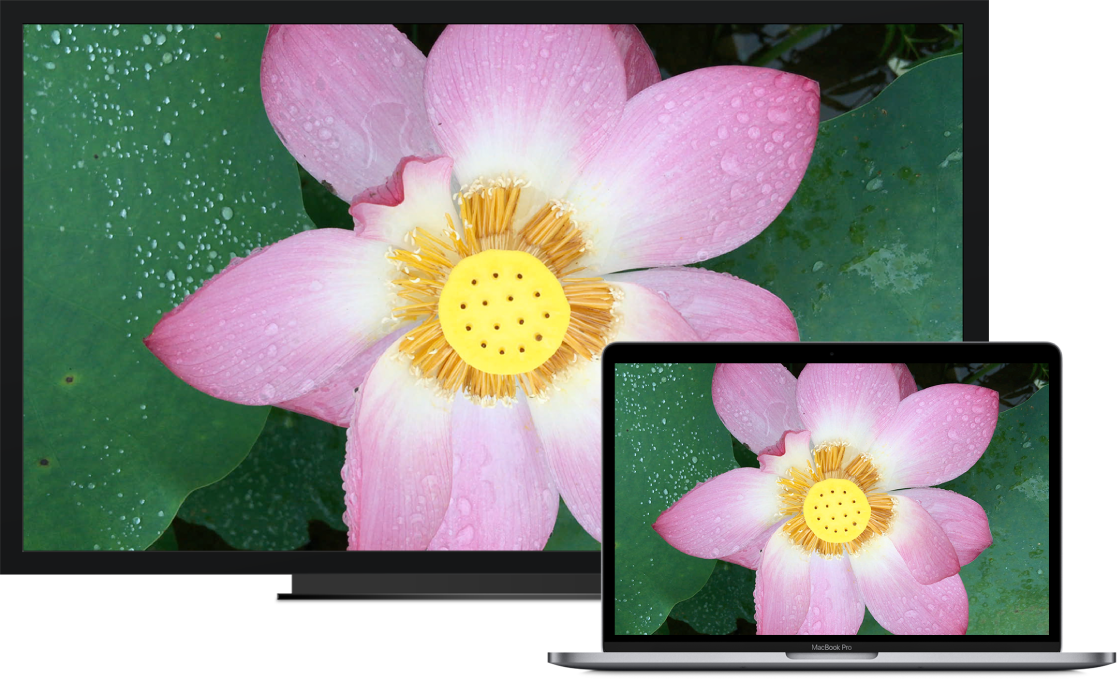 Een MacBook Pro naast een HD-tv die als extern beeldscherm wordt gebruikt.