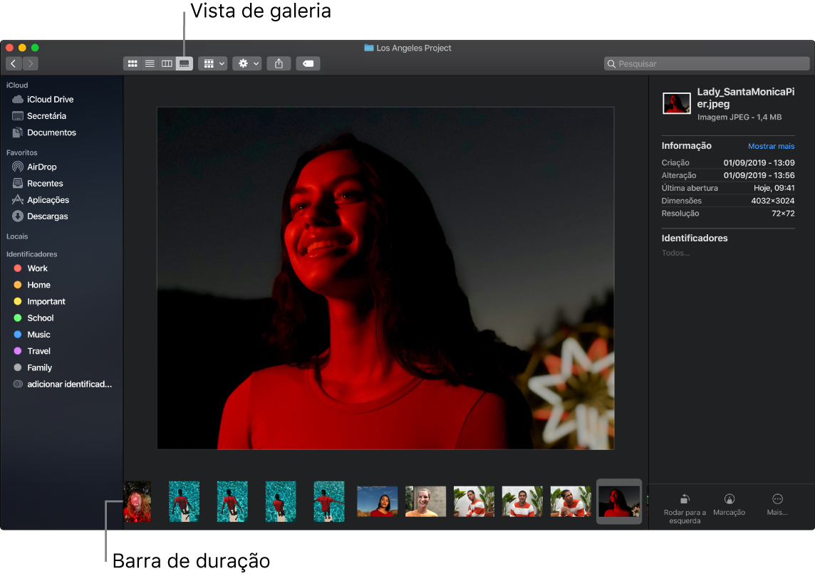 Uma janela do Finder aberta na Vista de Galeria, a mostrar uma fotografia grande com uma linha de fotografias mais pequenas, a barra de scrubbing, por baixo. São apresentados à direita da barra de scrubbing os controlos para rodar, efetuar marcações, etc.