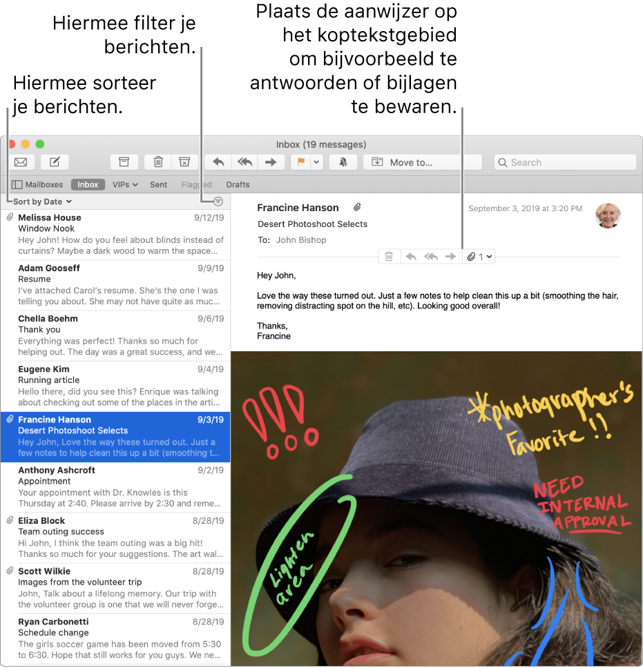 Het venster van Mail. Klik boven de lijst met berichten op 'Sorteer op datum' om de sorteervolgorde van de berichten aan te passen. Sleep de scheidingsbalk om meer of minder van de berichten te zien. Houd de aanwijzer op het koptekstgebied van een bericht om knoppen te zien waarmee je het bericht kunt beantwoorden, de bijlagen kunt bewaren en verschillende andere taken kunt uitvoeren.