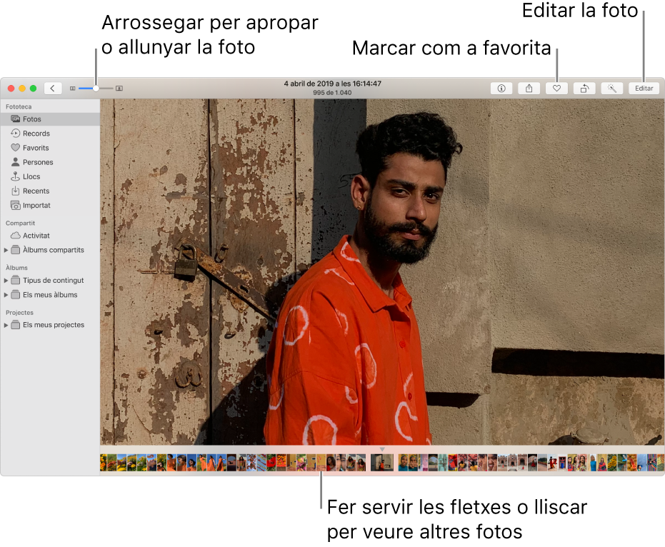 La finestra de l’app Fotos on es mostra una foto ampliada a la dreta amb una fila de miniatures a sota. La barra d’eines de la part superior inclou el regulador Zoom, el botó Favorit i el botó Editar.