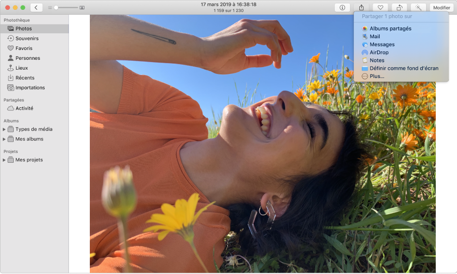 La fenêtre Photos affichant une photo et le menu Partager avec la commande Albums partagés sélectionnée.