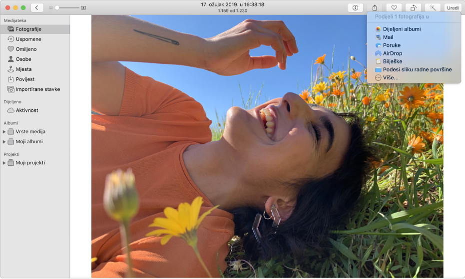 Prozor aplikacije Foto prikazuje fotografiju i izbornik Dijeli s odabranom naredbom Dijeljeni albumi.