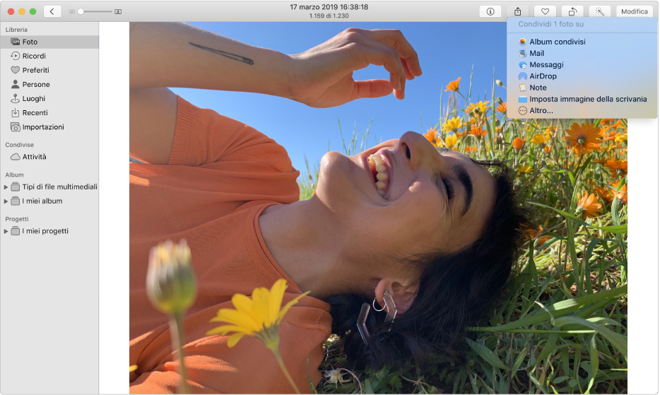 Finestra di Foto che mostra una foto e il menu Condividi con il comando “Album condivisi” selezionato.