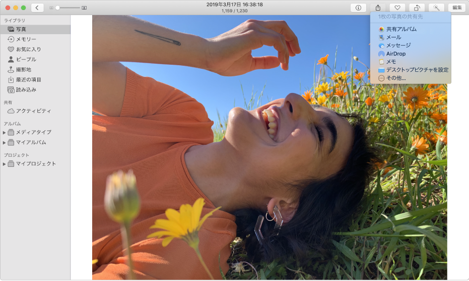 「写真」ウインドウ。写真が表示され、「共有」メニューで「共有アルバム」コマンドが選択されています。