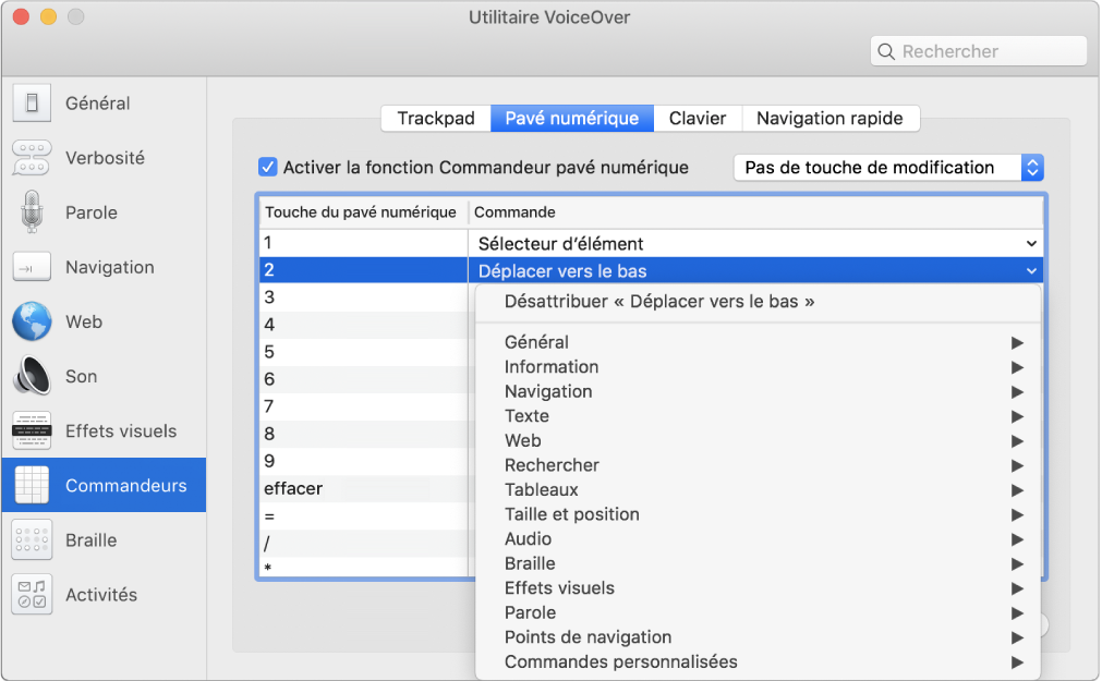 Fenêtre Utilitaire VoiceOver. La catégorie Commandeurs est sélectionnée dans la barre latérale et la sous-fenêtre Pavé numérique est sélectionnée sur le côté droit. En haut de la sous-fenêtre Pavé numérique, la case Activer la fonction Commandeur pavé numérique est cochée. L’option Pas de touche de modification est sélectionnée dans le menu local relatif aux touches de modification. Sous la case et le menu local se trouve un tableau avec deux colonnes : Touche du pavé numérique et Commande. Le deuxième rang est sélectionné et contient 2 dans la colonne Touche du pavé numérique et Déplacer vers le bas dans la colonne Commande. Un menu local situé sous Déplacer vers le bas affiche des catégories de commandes, comme Général. Chaque catégorie comporte une flèche pour afficher les commandes pouvant être affectées à la touche de pavé numérique active.