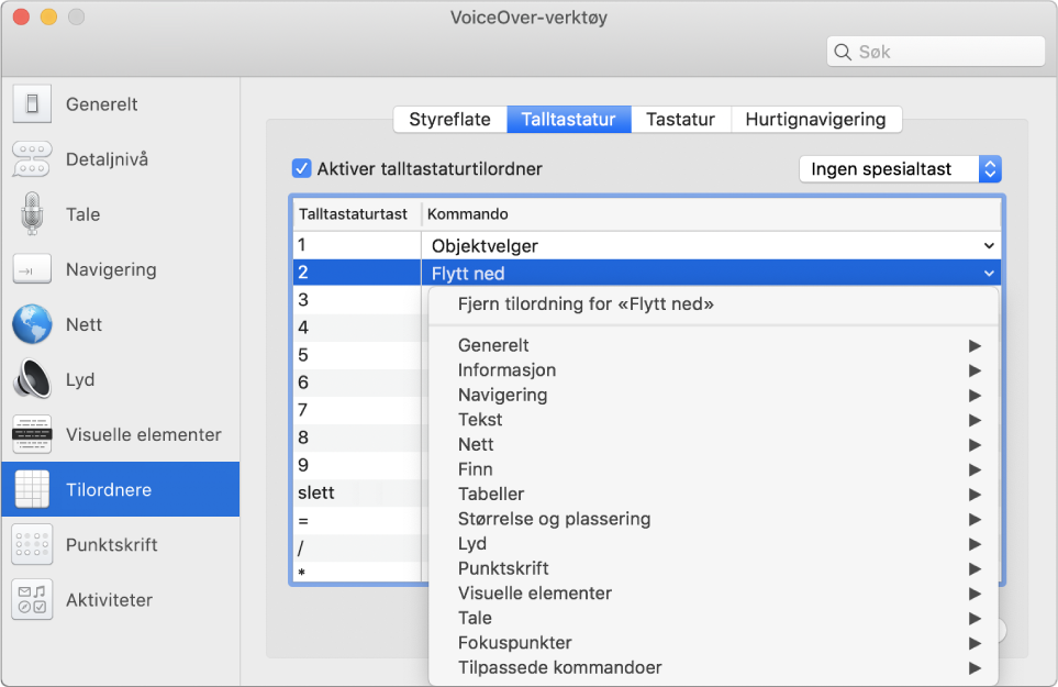 VoiceOver-verktøy-vinduet som viser Tilordnere-kategorien markert i sidepanelet og Talltastatur-panelet markert til høyre. Øverst i Talltastatur-panelet er avkrysningsruten for Aktiver talltastaturtilordner markert. Ingen spesialtast er valgt fra Spesialtast-lokalmenyen. Nedenfor avkrysningsruten og lokalmenyen vises en tabell med to kolonner: Talltastatur-tast og Kommando. Andre rad er valgt og inneholder 2 i Talltastatur-kolonnen og Flytt ned i Kommando-kolonnen. En lokalmeny under Flytt ned viser kommandokategorier, som Generelt. Hver kategori har en pil som viser kommandoer som kan tilordnes gjeldende Talltastatur-tast.