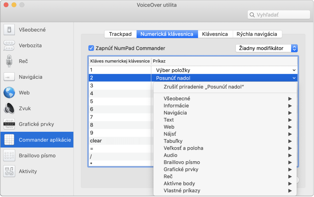 Okno utility VoiceOver zobrazujúce kategóriu Commanders aplikácie, ktorá je vybraná na postrannom paneli a na pravej strane je vybraný panel Numerická klávesnica. V hornej časti panela NumPad je zaškrtnuté políčko Povoliť NumPad Commander. Vo vyskakovacom menu Modifikátor nie je vybratý žiadny modifikátor. Pod zaškrtávacím poľom a vyskakovacím menu sa nachádza tabuľka s dvoma stĺpcami: Numerický kláves a príkaz. Je vybratý druhý riadok a obsahuje hodnotu 2 v stĺpci Kláves numerickej klávesnice a hodnotu Posunúť nadol v stĺpci Príkaz. Vyskakovacie menu pod položkou Posunúť nadol zobrazuje kategórie príkazov (napríklad Všeobecné). Každá kategória má šípku na zobrazenie príkazov, ktoré je možné priradiť k aktuálnemu klávesu numerickej klávesnice.