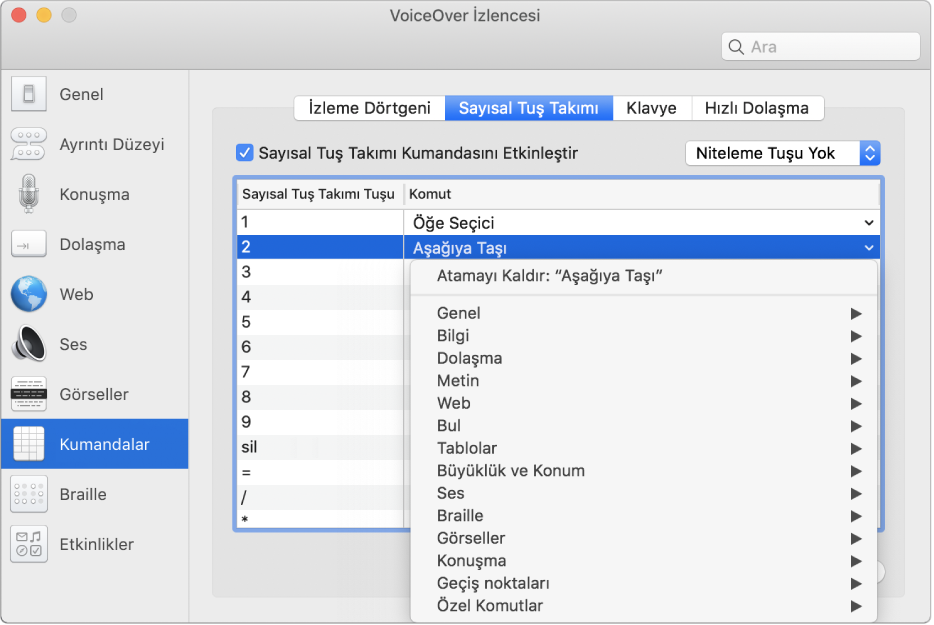 Kenar çubuğunda Kumandalar kategorisini, sağ tarafta ise Sayısal Tuş Takımı bölümünü seçili olarak gösteren VoiceOver İzlencesi penceresi. Sayısal Tuş Takımı bölümünün en üstünde, Sayısal Tuş Takımı Kumandasını Etkinleştir onay kutusu seçili. Niteleyici açılır menüsünde Niteleme Tuşu Yok seçili. Onay kutusu ile açılır menünün altında iki sütunlu bir tablo var: Sayısal Tuş Takımı Tuşu ve Komut. İkinci satır seçili ve Sayısal Tuş Takımı Tuşu sütununda 2 sayısını, Komut sütununda ise Aşağıya Taşı’yı içeriyor. Aşağıya Taşı’nın altındaki açılır menü Genel gibi komut kategorilerini gösteriyor; her kategoride, o anki Sayısal Tuş Takımı tuşuna atanabilecek komutları göstermek için bir ok var.