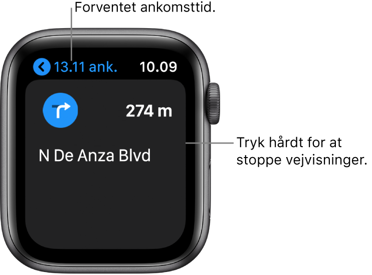 Appen Kort viser det forventede ankomsttidspunkt øverst til venstre, navnet på den næste gade, du skal dreje ned ad, og afstanden, før du skal dreje. En billedtekst peger på skærmen, og skærmen viser “Tryk hårdt for at stoppe vejvisninger”.