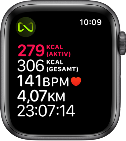 Ein Trainingsbildschirm mit Details zu einem Laufbandtraining. Ein Symbol oben links zeigt an, dass die Apple Watch kabellos mit dem Laufband verbunden ist.