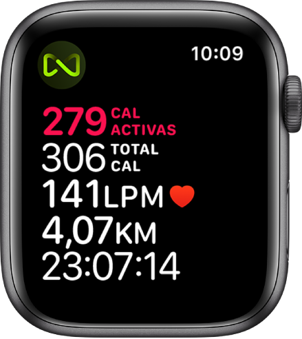 Pantalla de la app Entreno que detalla un entreno en cinta. Un símbolo en la esquina superior izquierda indica que el Apple Watch está conectado a la cinta de forma inalámbrica.
