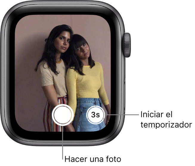 Mientras se utiliza como mando a distancia de la cámara, la pantalla del Apple Watch muestra qué hay en el visor de la cámara del iPhone. El botón “Hacer foto” se encuentra en el centro de la parte inferior de la pantalla, a la izquierda del botón para hacer una foto tras un número determinado de segundos. Si has hecho una foto, el botón “Visor de fotos” se encuentra en la parte inferior izquierda de la pantalla.