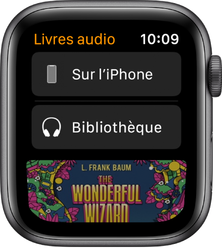 L’Apple Watch affichant l’écran « Livres audio » avec l’iPhone en haut, Bibliothèque en dessous et une partie de la couverture d’un livre audio en bas.