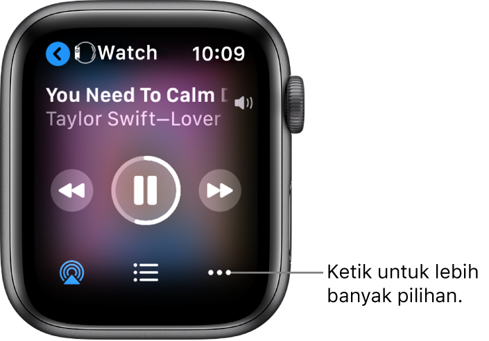 Skrin Kini Dimainkan menunjukkan Jam di bahagian kiri atas, dengan anak panah menunjuk ke kiri yang membawa anda ke skrin peranti. Tajuk lagu dan nama artis muncul di bawah. Kawalan main terletak di bahagian tengah. Butang AirPlay, senarai main dan Pilihan Lanjut di bahagian bawah.