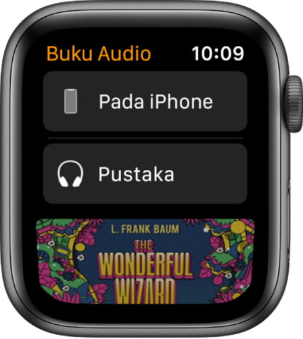 Apple Watch menunjukkan skrin Buku Audio dengan iPhone di bahagian atas, Pustaka di bawah dan sebahagian karya seni kulit buku audio di bahagian bawah.