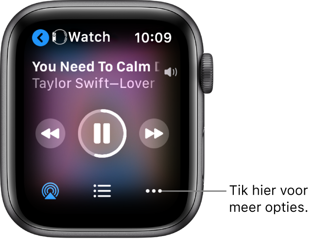 Het Huidige-scherm met linksbovenin 'Watch' en een pijl naar links waarmee je naar het apparaatscherm gaat. Eronder staan de titel van een nummer en de naam van de artiest. In het midden zie je afspeelregelaars. Onderin staan knoppen voor AirPlay, de tracklijst en meer opties.