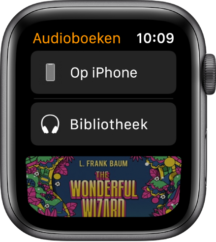 De Apple Watch met het Audioboeken-scherm, met bovenin 'iPhone', daaronder 'Bibliotheek' en onderin een deel van de kaftillustratie van een audioboek.
