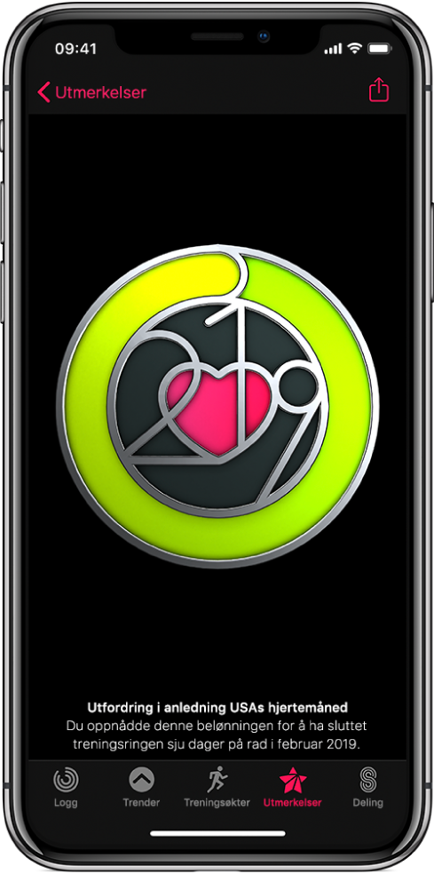 Utmerkelser-fanen i Aktivitet-appen på iPhone, som viser et prestasjonsmerke midt på skjermen. Du kan dra for å snu på merket. Del-knappen vises øverst til høyre.