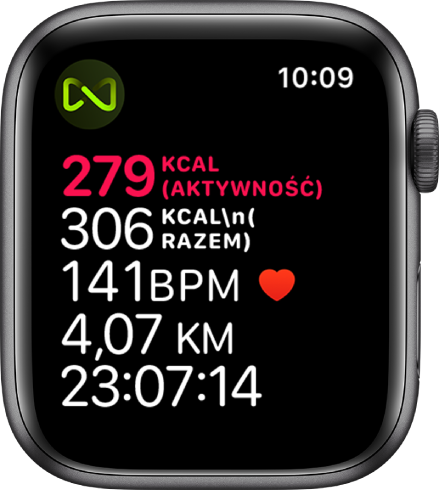 Ekran aplikacji Trening, wyświetlający szczegóły dotyczące treningu na bieżni. Symbol widoczny w lewym górnym rogu wskazuje, że Apple Watch jest połączony bezprzewodowo z bieżnią.