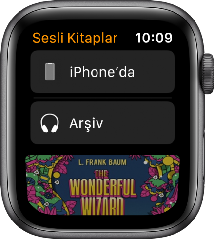Üstte iPhone ile Sesli Kitaplar ekranını, aşağıda Arşiv’i, en altta sesli kitabın kapak resminin bir kısmını gösteren Apple Watch.