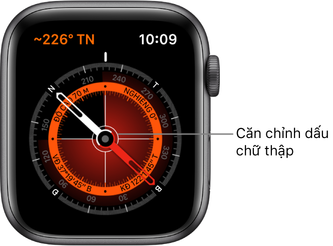 La bàn này ở trên mặt đồng hồ Apple Watch. Ở trên cùng bên trái là phương vị. Vòng tròn bên trong hiển thị độ cao, độ dốc, vĩ độ và kinh độ. Dấu chữ thập màu trắng xuất hiện trỏ về hướng bắc, nam, đông và tây.