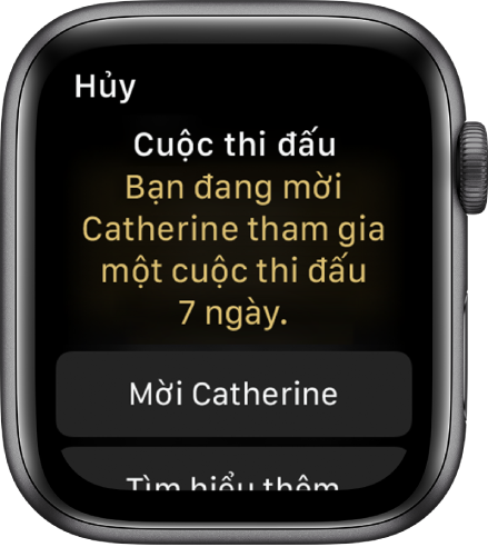 Màn hình Thi đấu có các từ “Cuộc thi đấu: Bạn đang mời Catherine tham gia một cuộc thi đấu 7 ngày”. Hai nút xuất hiện ở bên dưới. Nút đầu tiên có nội dung “Mời Catherine” và nút thứ hai có nội dung “Tìm hiểu thêm”.