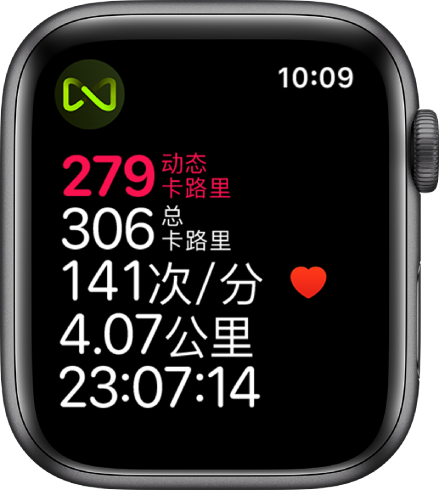 显示跑步机体能训练详细信息的“体能训练”屏幕。左上角的符号表示 Apple Watch 已无线连接到跑步机。