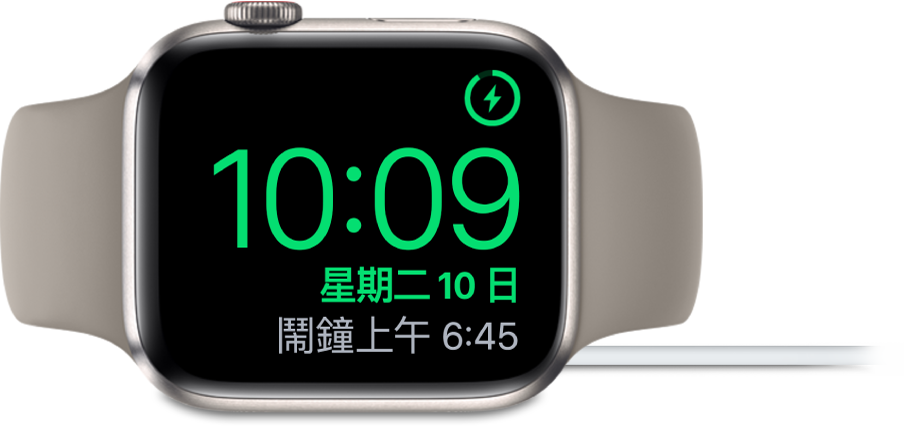 Apple Watch 已打側擺放並連接充電器,畫面右上角顯示充電符號,下方顯示現時時間及下一個鬧鐘的時間。