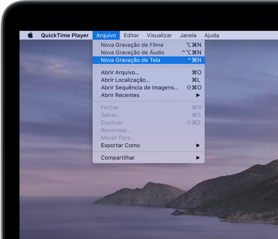No aplicativo QuickTime Player, o menu Arquivo está aberto, e o comando Nova Gravação de Tela está sendo escolhido para iniciar a gravação da tela.