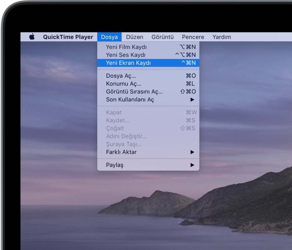 QuickTime Player uygulamasında, Dosya menüsü açık, ekran kaydını başlatmak için Yeni Ekran Kaydı komutu seçiliyor.
