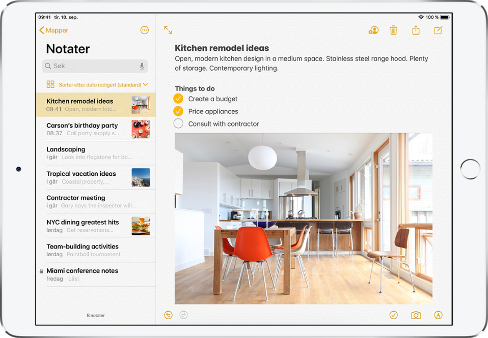 iPad i liggende retning med Notater-appen åpen. Notatlisten vises til venstre, med det markerte notatet åpent til høyre. Øverst til venstre i listen med notater er det en tilbakepil som du trykker på for å vise mapper og kontoer. Øverst til høyre i notatet er det knapper for å samarbeide med andre på notatet, slette notatet, dele notatet med andre og opprette et nytt notat. Nederst til høyre i notatet er det knapper for å legge til sjekkliste, et bilde eller et skannet dokument og for å vise verktøy for håndskrift.