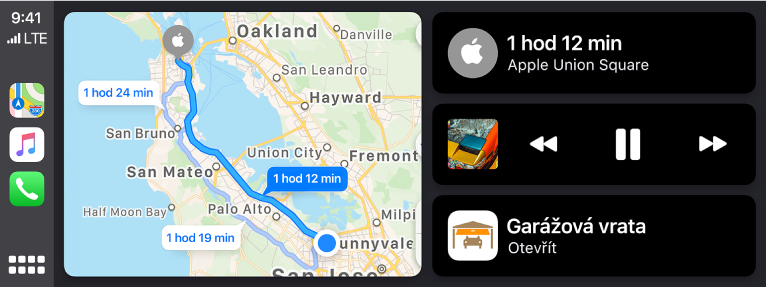 Obrazovka palubního systému CarPlay, na níž jsou u levého okraje vidět ikony aplikací Mapy, Hudba a Telefon, uprostřed je mapa pro trasu jízdy autem a napravo sada tří dalších položek. Položka nahoře udává, že odhadovaná doba jízdy do centra Apple Union Square je 1 hodina a 12 minut. Uprostřed jsou zobrazeny ovládací prvky pro přehrávání médií. Položka dole ukazuje, že garážová vrata jsou otevřená.