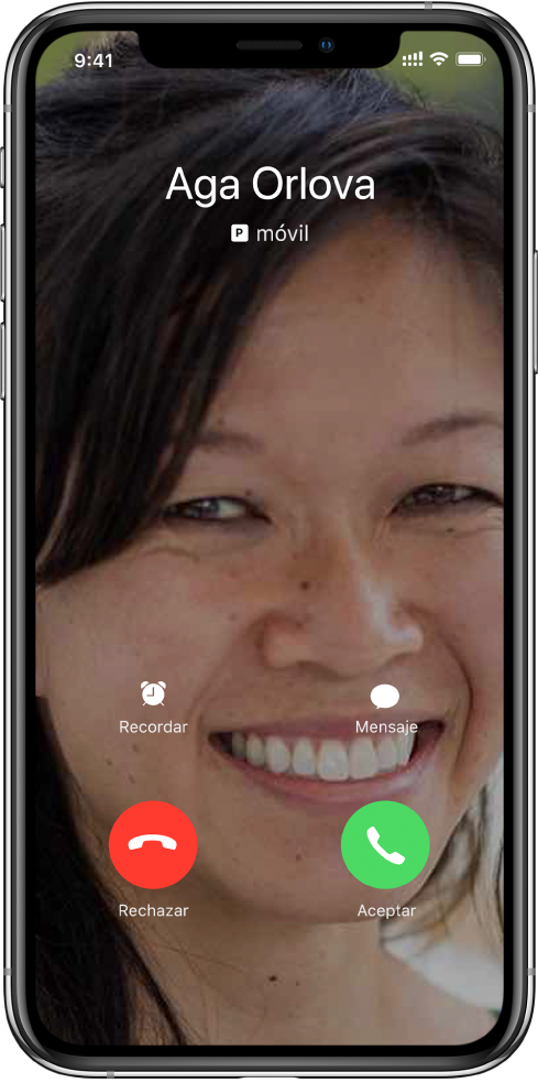 Pantalla de llamada entrante. Cerca de la parte inferior hay dos filas de botones. En la primera fila, de izquierda a derecha, se encuentran los botones Recordar y Mensaje. En la segunda fila, de izquierda a derecha, se encuentran los botones Rechazar y Aceptar.