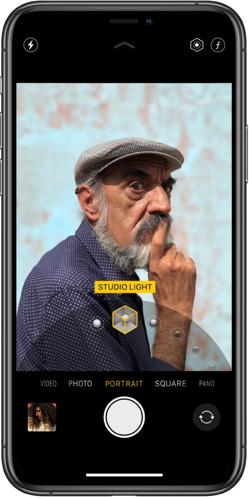 Camera-kuva, kus on valitud režiim Portrait. Vaaturis näitab kast, et funktsiooni Portrait Lighting valikuks on seatud Studio Light ning valgustusvaliku muutmiseks saab lohistada liugurit.
