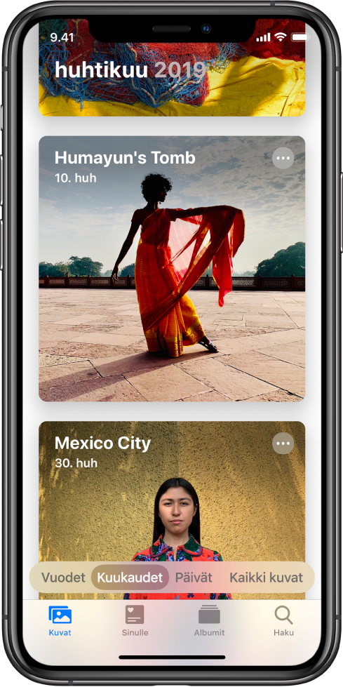 Näytöllä on Kuvat-appi. Valittuina ovat Kuvat-välilehti ja Kuukaudet-näkymä. Näytöllä näkyy kaksi tapahtumaa huhtikuulta 2019: Humayunin mausoleumi ja Mexico City.
