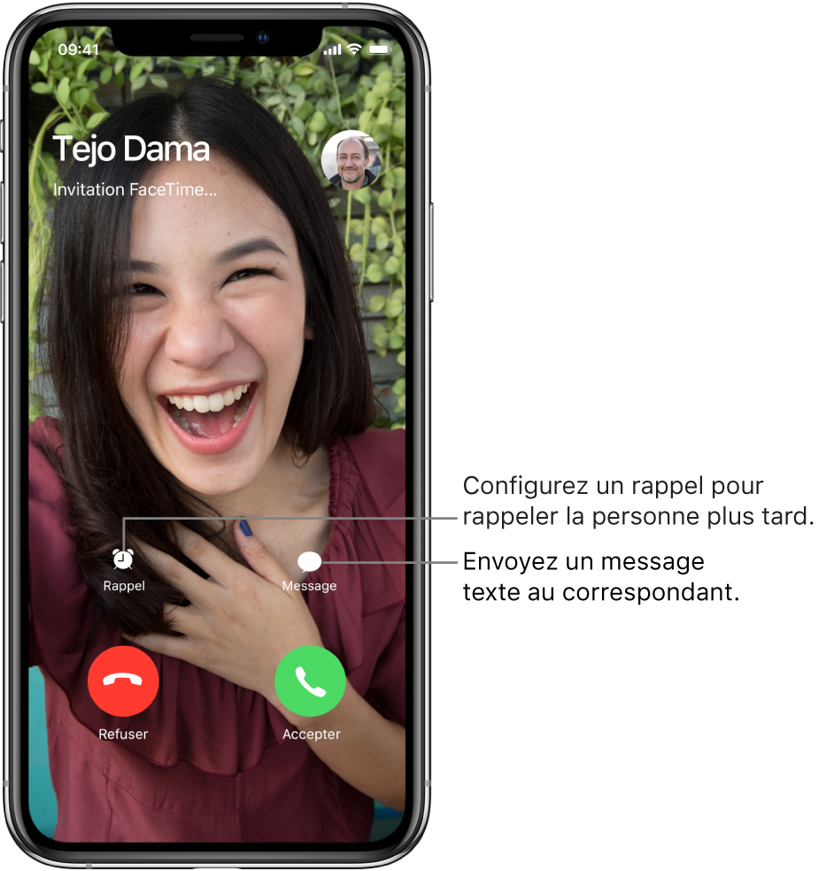 L’écran d’appel entrant. Au bas de l’écran, dans le rang du haut (de gauche à droite) : les boutons Rappel et Message. Dans le rang du bas, de gauche à droite : les boutons Refuser et Accepter.