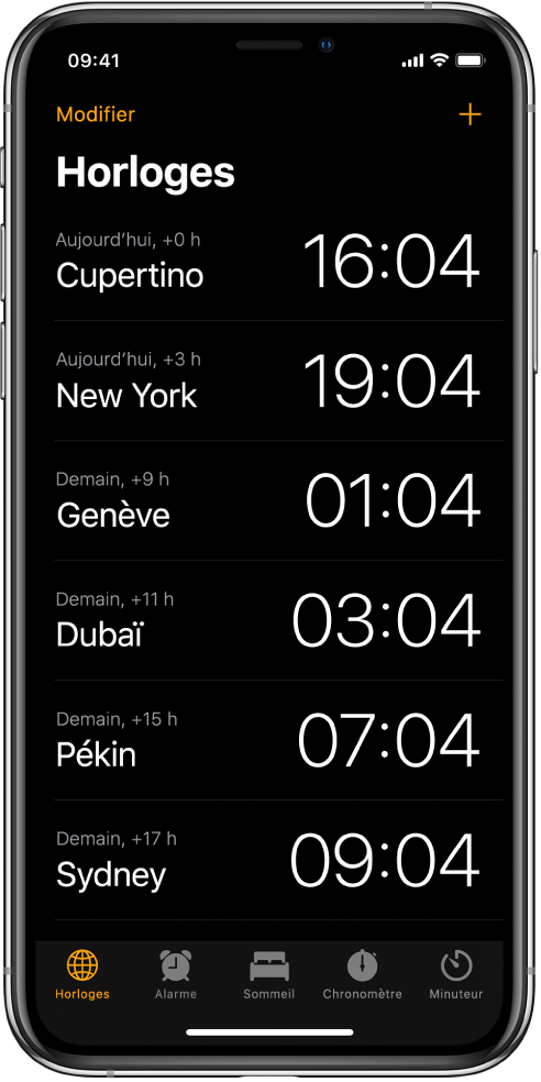 L’onglet Horloges, affichant l’heure dans différentes villes. Touchez Modifier dans le coin supérieur gauche pour organiser les horloges. Touchez le bouton Ajouter en haut à droite pour en ajouter d’autres. Les boutons Alarme, Coucher, Chronomètre et Minuteur se trouvent en bas de l’écran.